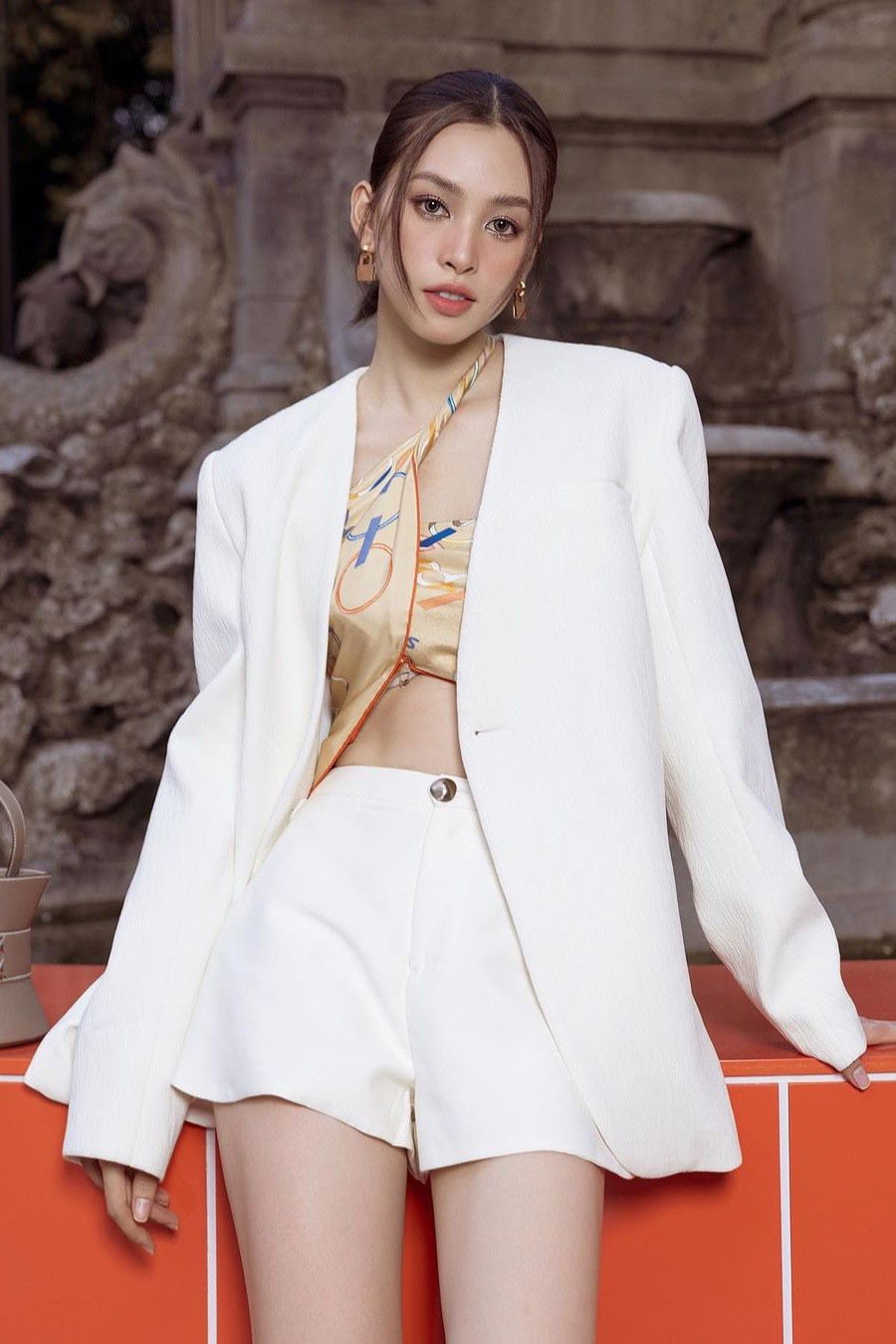 Hoa hậu Tiểu Vy phối blazer không cổ với quần shorts hiện đại.