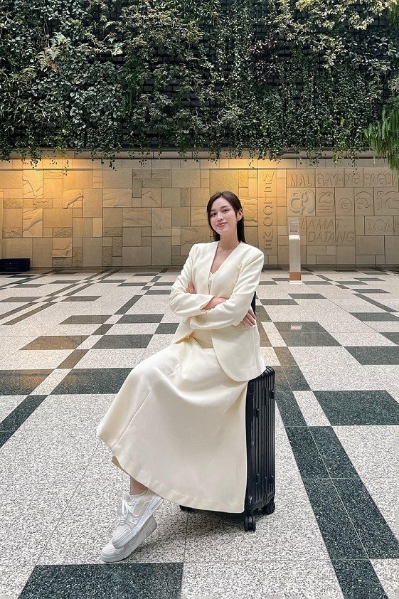 Chiếc blazer không cổ được Đỗ Thị Hà phối cùng các loại đầm hai dây màu đen, màu kem, mix giày cao gót hoặc giày thể thao. 