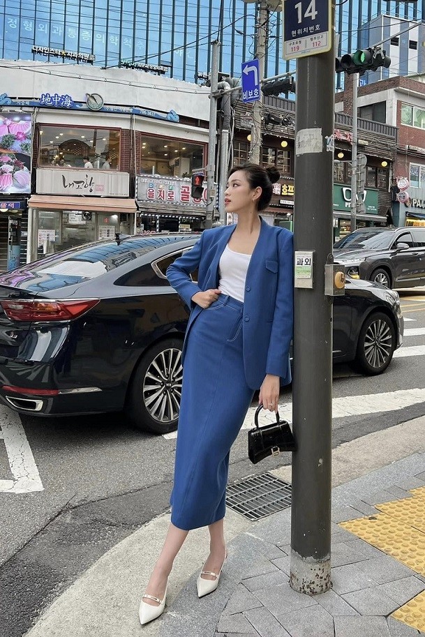 Tủ đồ của mỹ nhân xứ Thanh còn có mẫu blazer không cổ chất liệu denim, tăng phần phá cách, hiện đại. 