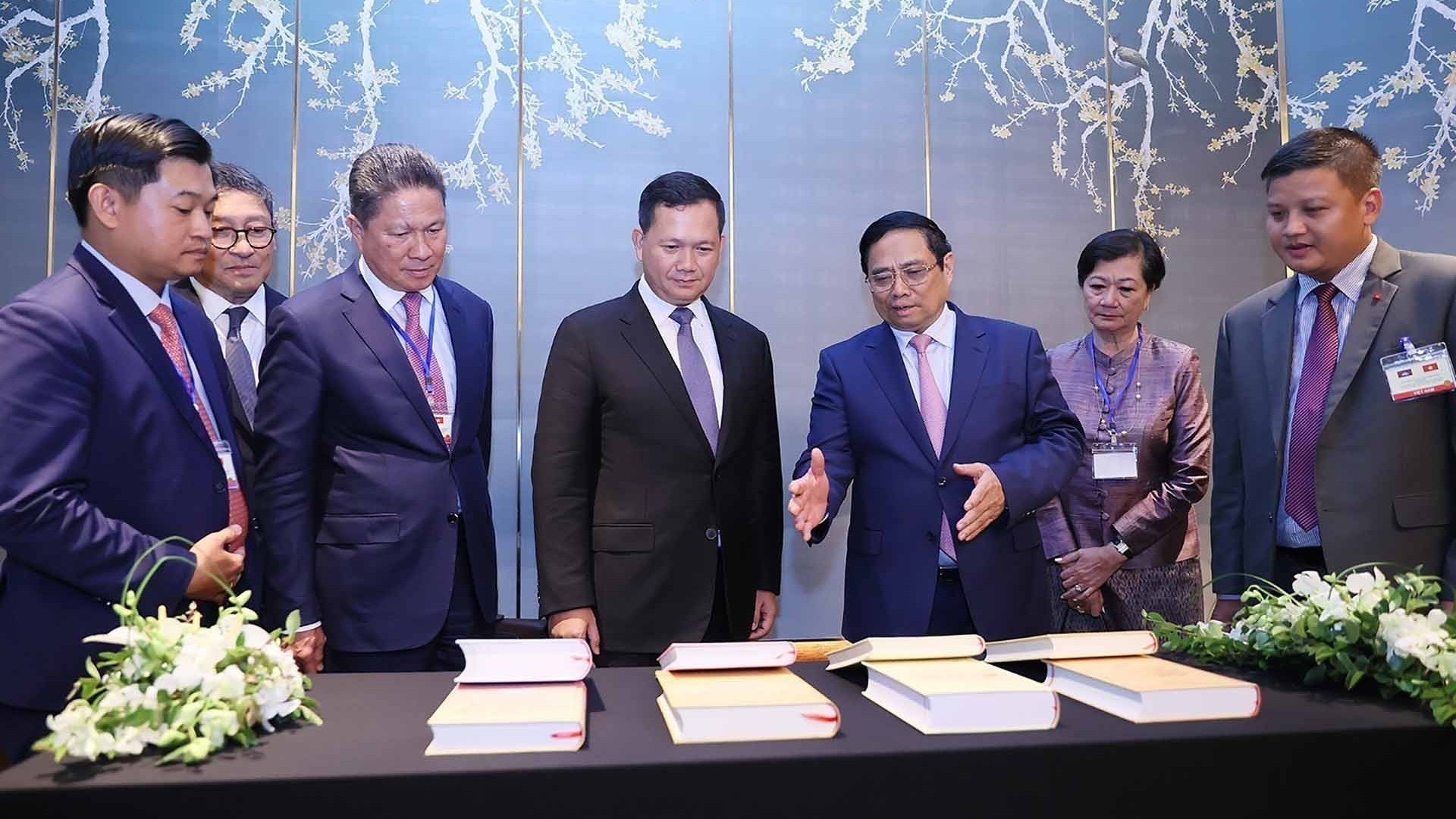 Thủ tướng Phạm Minh Chính tặng Thủ tướng Campuchia sách của Tổng Bí thư Nguyễn Phú Trọng