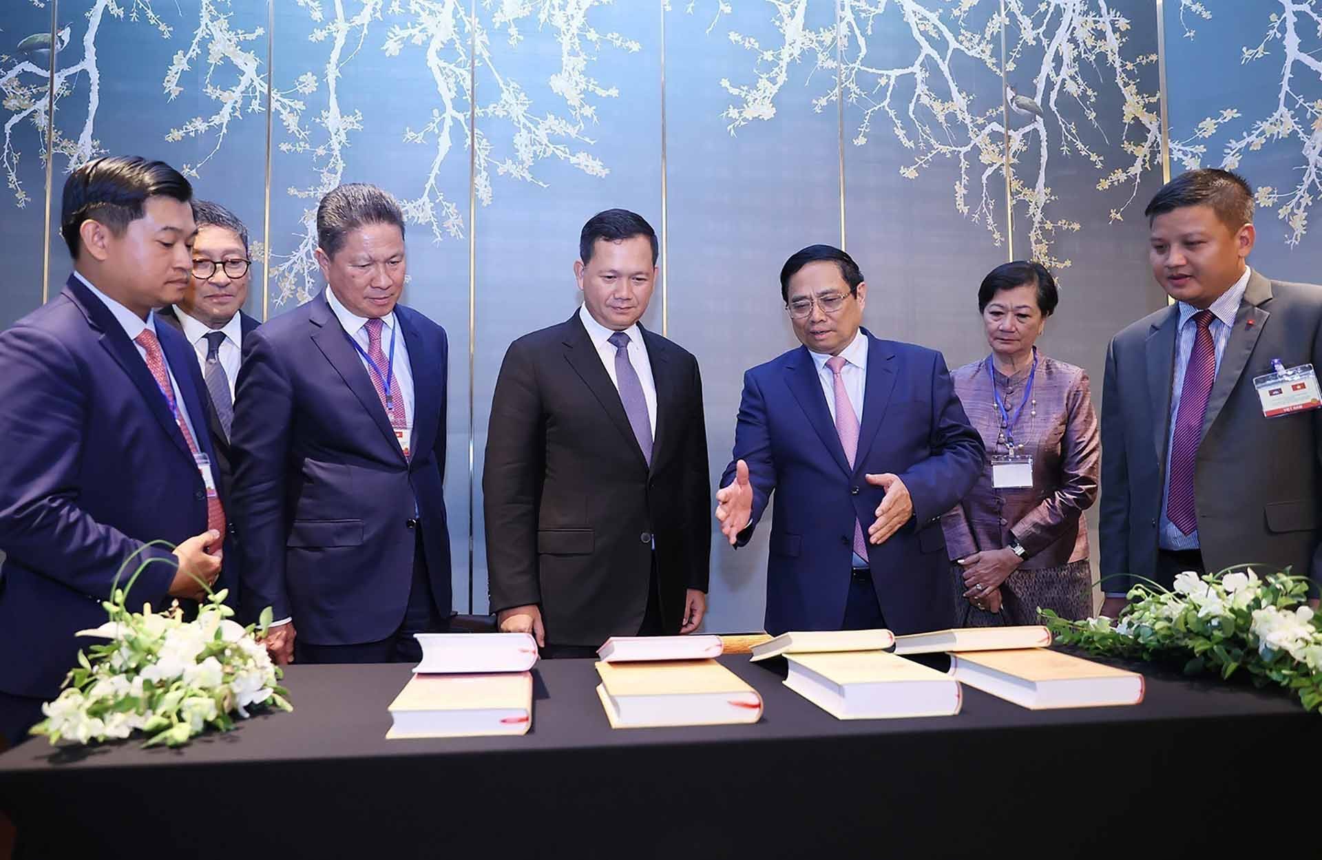 Thủ tướng Phạm Minh Chính tặng sách của Tổng Bí thư Nguyễn Phú Trọng cho Thủ tướng Campuchia Samdech Moha Bovor Thipadei Hun Manet. (Nguồn: TTXVN)