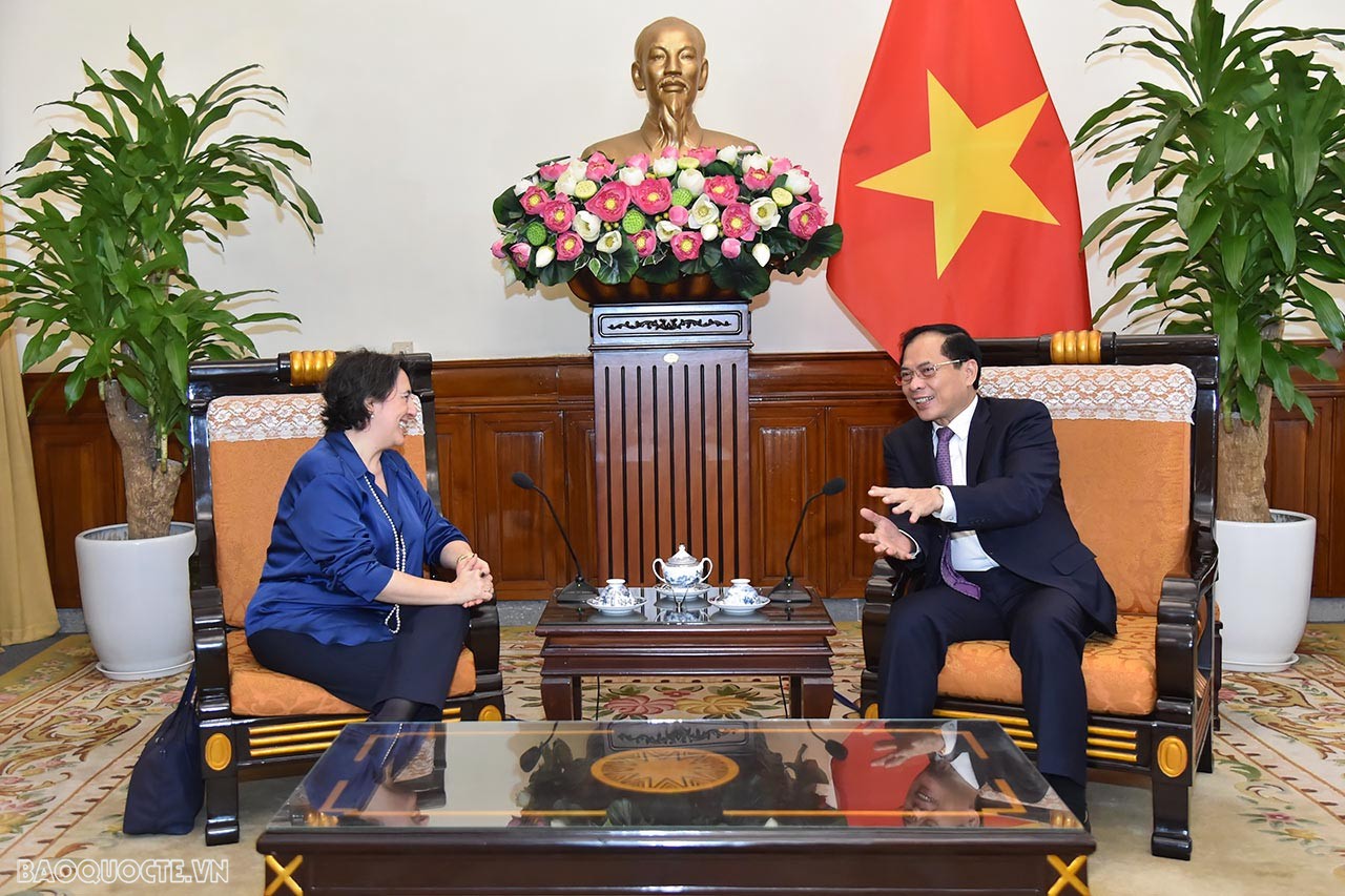 Bộ trưởng Ngoại giao Bùi Thanh Sơn tiếp Đại sứ Tây Ban Nha chào kết thúc nhiệm kỳ Bộ trưởng Ngoại giao Bùi Thanh Sơn tiếp Đại sứ Tây Ban Nha chào kết thúc nhiệm kỳ