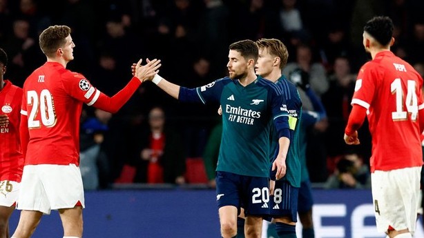 Champions League: Hình ảnh trận Arsenal hòa PSV, kết quả lượt đấu cuối vòng bảng