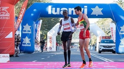 Giải Malaga marathon 2023: VĐV Tây Ban Nha dìu, nhường VĐV Kenya về đích trước