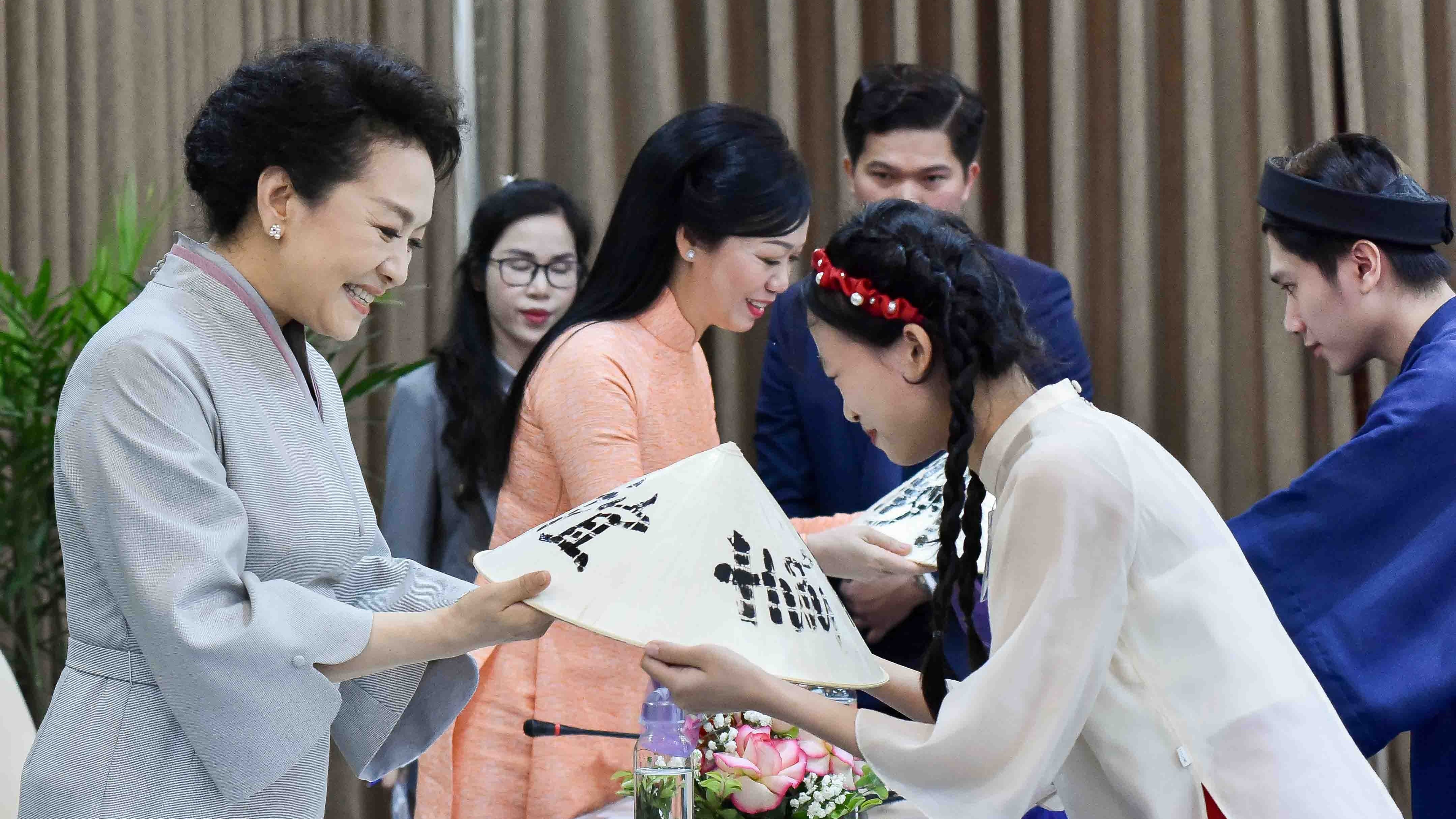 Sinh viên viết thư pháp lên nón lá tặng Phu nhân Chủ tịch nước Việt Nam và Phu nhân Tổng Bí thư, Chủ tịch nước Trung Quốc