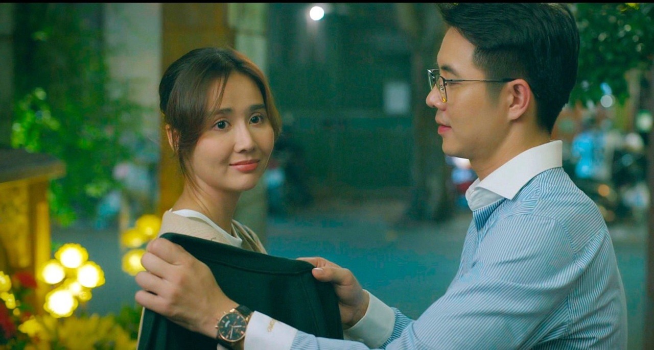 Không chỉ thay đổi toàn bộ diễn viên ở phần 2 (ngoại trừ NSND Trung Anh), Chúng ta của 8 năm sau: Tạo hình vai bác sĩ của diễn viên Phùng Đức Hiếu nhận nhiều lời khen từ khán giả