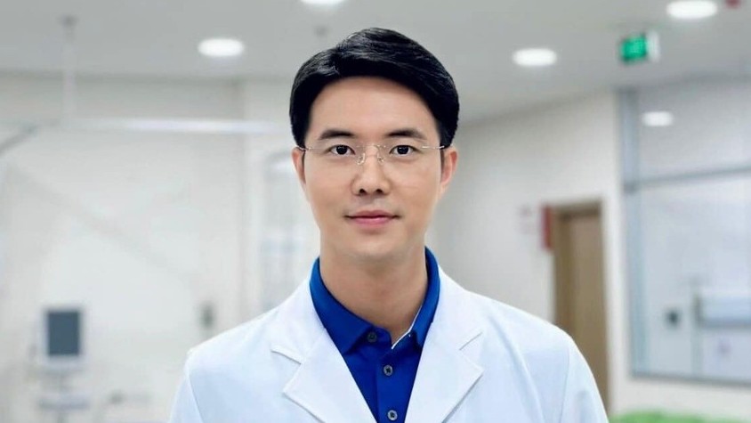 Chúng ta của 8 năm sau: Tạo hình vai bác sĩ của diễn viên Phùng Đức Hiếu nhận nhiều lời khen từ khán giả