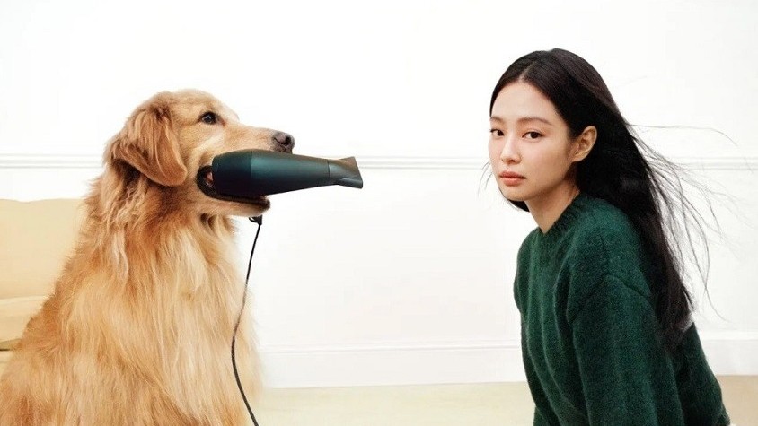 Jennie BlackPink tôn dáng mảnh mai trong bộ ảnh thời trang đậm sắc màu Giáng sinh