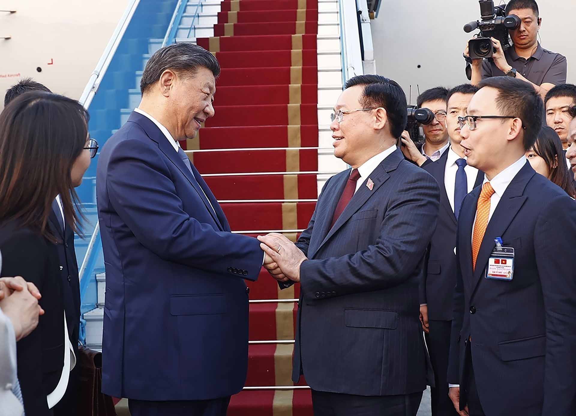 Đồng chí Vương Đình Huệ, Ủy viên Bộ Chính trị, Chủ tịch Quốc hội tiễn Tổng Bí thư, Chủ tịch nước Trung Quốc Tập Cận Bình và Phu nhân tại sân bay quốc tế Nội Bài. (Nguồn: TTXVN) Đồng chí Vương Đình Huệ, Ủy viên Bộ Chính trị, Chủ tịch Quốc hội tiễn Tổng Bí thư, Chủ tịch nước Trung Quốc Tập Cận Bình và Phu nhân tại sân bay quốc tế Nội Bài. (Nguồn: TTXVN)