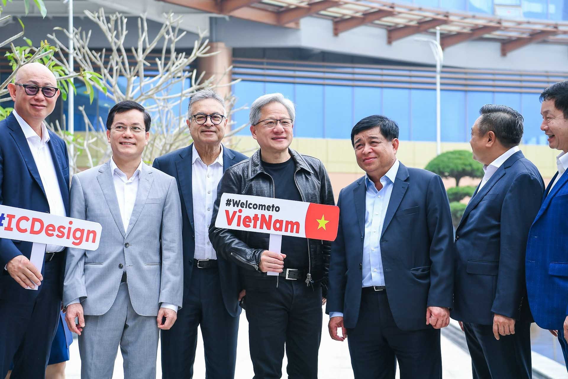 Chủ tịch NVIDIA Jensen Huang cùng lãnh đạo một số bộ, ngành Việt Nam tham quan Khu công nghệ cao Hòa Lạc, Hà Nội. (Nguồn: Dân trí) Chủ tịch NVIDIA Jensen Huang cùng lãnh đạo một số bộ, ngành Việt Nam tham quan Khu công nghệ cao Hòa Lạc, Hà Nội. (Nguồn: Dân trí)