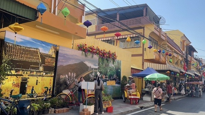 Dạo Phố Việt Nam đầu tiên trên thế giới