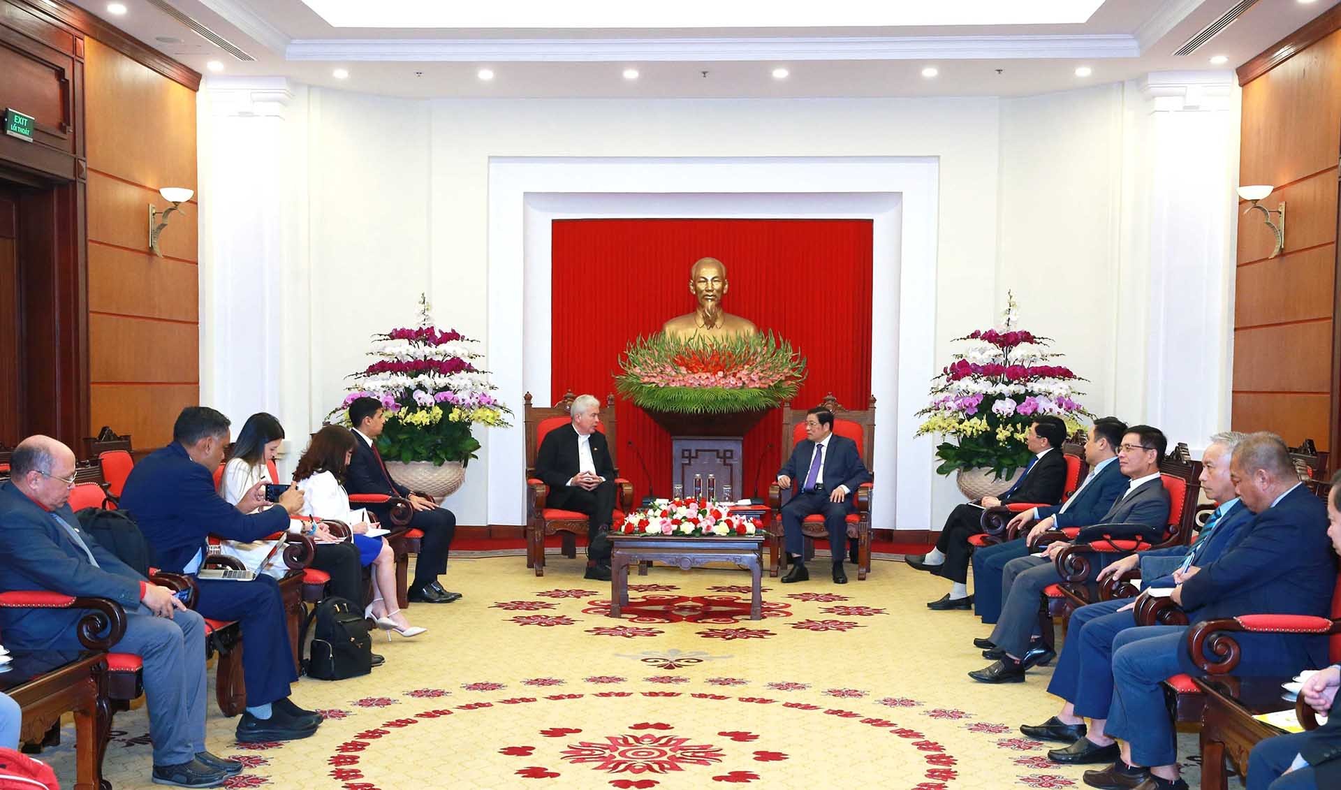 Đồng chí Phan Đình Trạc tiếp đồng chí Wilmar Castro Soteldo. (Nguồn: TTXVN) Đồng chí Phan Đình Trạc tiếp đồng chí Wilmar Castro Soteldo. (Nguồn: TTXVN)