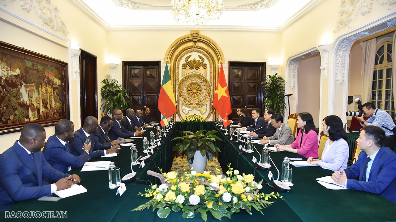 Bộ trưởng Ngoại giao Bùi Thanh Sơn đón, hội đàm với Bộ trưởng Ngoại giao Benin Olushegun Adjadi Bakari