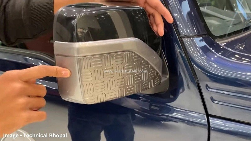 Ốp màu bạc mới trên gương chiếu hậu của xe.