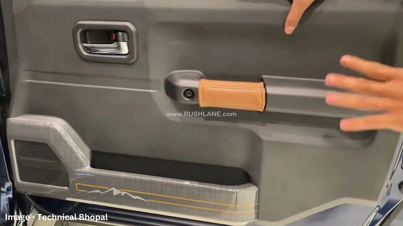 Tay nắm trên tappi cửa và trên mặt táp-lô được bọc da nâu.