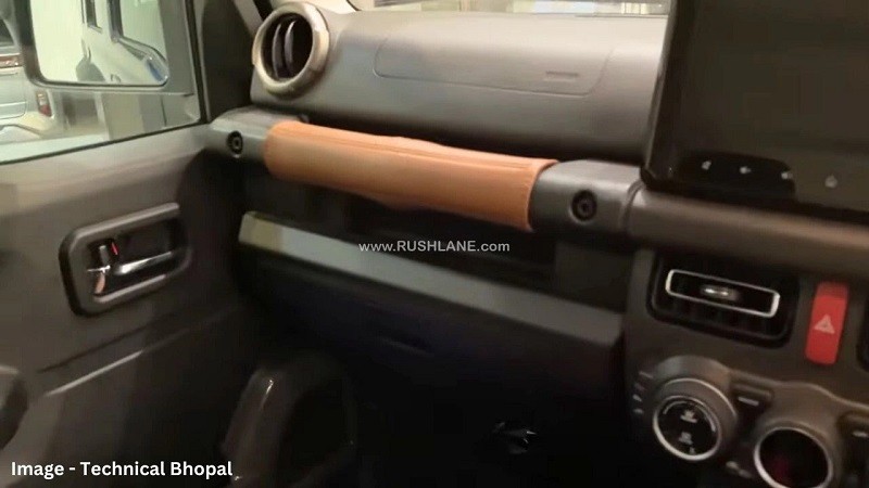 Tay nắm trên tappi cửa và trên mặt táp-lô được bọc da nâu.