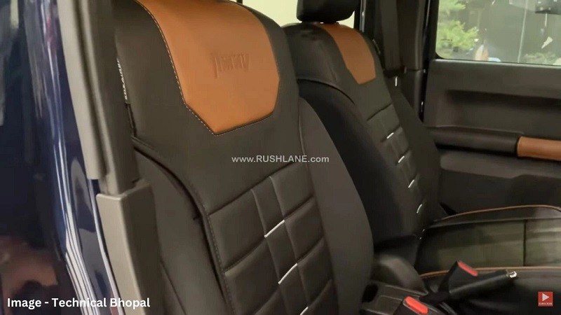 Ghế bọc da, điểm nhấn với phần tựa lưng bọc da nâu.