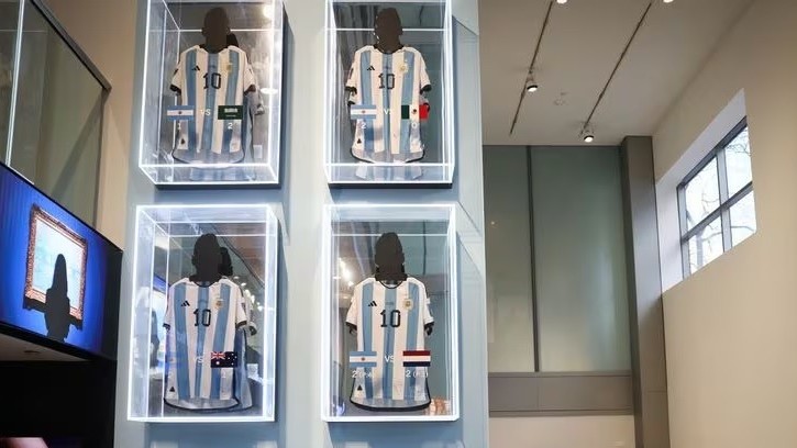 World Cup 2022: Bộ 6 áo thi đấu của Lionel Messi được bán với giá 7,8 triệu USD