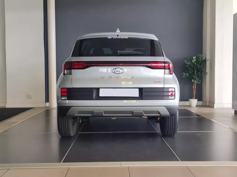 Ở phía sau, Hyundai Venue được trang bị cụm đèn hậu nằm vắt ngang đuôi xe. Ở phía sau, Hyundai Venue được trang bị cụm đèn hậu nằm vắt ngang đuôi xe.