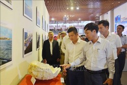 Triển lãm ảnh và phim phóng sự - tài liệu 'Trường Sa - Nơi đầu sóng'