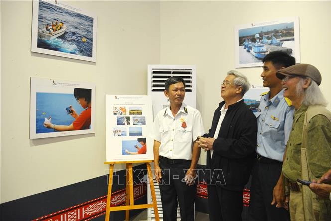 Triển lãm ảnh và phim phóng sự - tài liệu 'Trường Sa - Nơi đầu sóng' Triển lãm ảnh và phim phóng sự - tài liệu 'Trường Sa - Nơi đầu sóng'