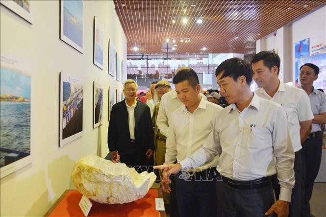 Triển lãm ảnh và phim phóng sự - tài liệu 'Trường Sa - Nơi đầu sóng' Triển lãm ảnh và phim phóng sự - tài liệu 'Trường Sa - Nơi đầu sóng'