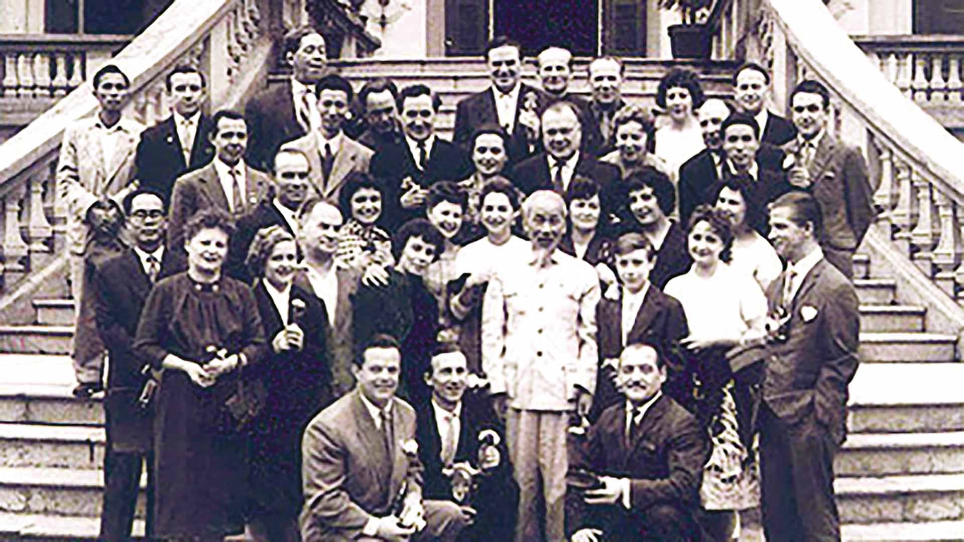 Chủ tịch Hồ Chí Minh với bạn bè quốc tế. Ảnh tư liệu. 