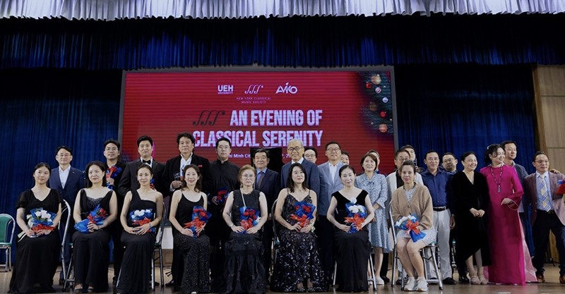 Các nghệ sỹ NYCMS và BTC trong đêm nhạc cổ điển “An evening of classial senerity - Love Vietnam” tại Tp. Hồ Chí Minh. Các nghệ sỹ NYCMS và BTC trong đêm nhạc cổ điển “An evening of classial senerity - Love Vietnam” tại Tp. Hồ Chí Minh.