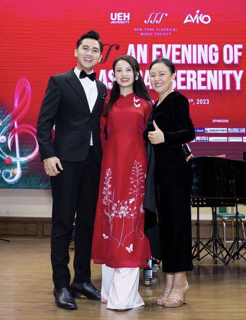 Từ phải sang trái: Bà Minh Đăng cùng MC Thanh Giang và MC Đăng Khương. Từ phải sang trái: Bà Minh Đăng cùng MC Thanh Giang và MC Đăng Khương.