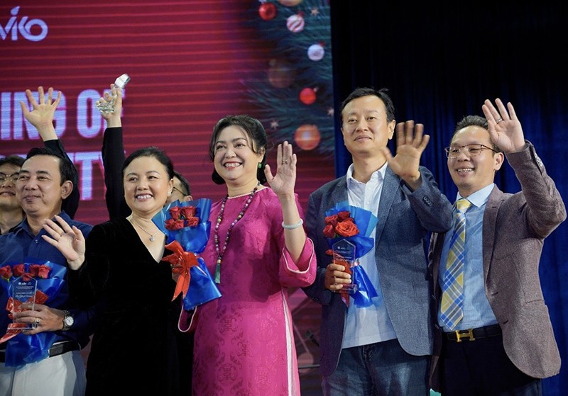 Các đơn vị hỗ trợ tổ chức nhận hoa từ BTC. Các đơn vị hỗ trợ tổ chức nhận hoa từ BTC.