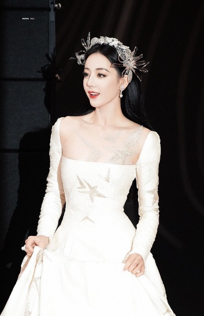 Địch Lệ Nhiệt Ba mặc đầm trắng cổ vuông, màu trắng ánh sao, trang điểm nổi bật. Cô đội kèm mấn đính hoa và cườm. Địch Lệ Nhiệt Ba mặc đầm trắng cổ vuông, màu trắng ánh sao, trang điểm nổi bật. Cô đội kèm mấn đính hoa và cườm.