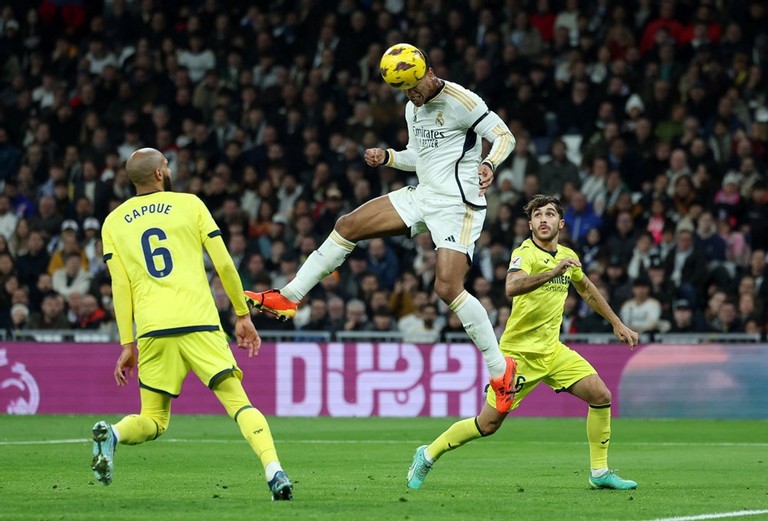 Phút 25, Jude Bellingham đón đường chuyền của Luka Modric và bật cao lắc đầu hiểm hóc tung lưới Villarreal mở tỷ số.