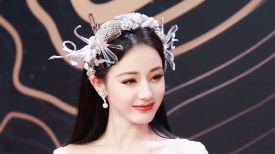 Dự sự kiện, Địch Lệ Nhiệt Ba xinh như công chúa với bộ đầm đẹp và kiểu trang điểm ấn tượng