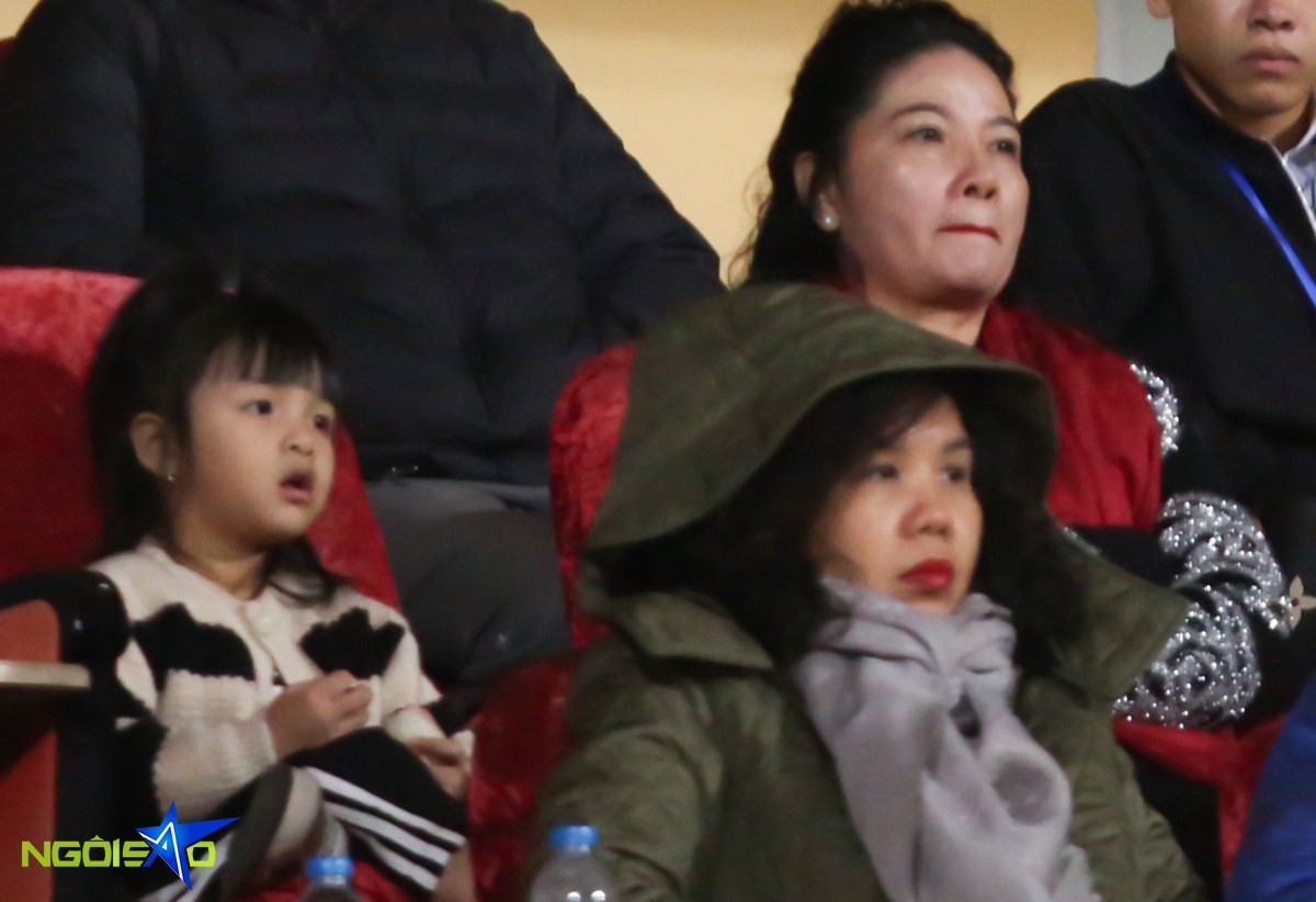 Tối 17/12, bé Sushi, 4 tuổi, đi cùng bà ngoại (khăn choàng đỏ) đến SVĐ. Đây là ngày Hà Nội lạnh nhất kể từ đầu mùa Đông năm nay, nhiệt độ xuống 11 độ C. Bà xã Bùi Tiến Dũng không tới sân trận này để ở nhà chăm sóc con gái út. Tối 17/12, bé Sushi, 4 tuổi, đi cùng bà ngoại (khăn choàng đỏ) đến SVĐ. Đây là ngày Hà Nội lạnh nhất kể từ đầu mùa Đông năm nay, nhiệt độ xuống 11 độ C. Bà xã Bùi Tiến Dũng không tới sân trận này để ở nhà chăm sóc con gái út.