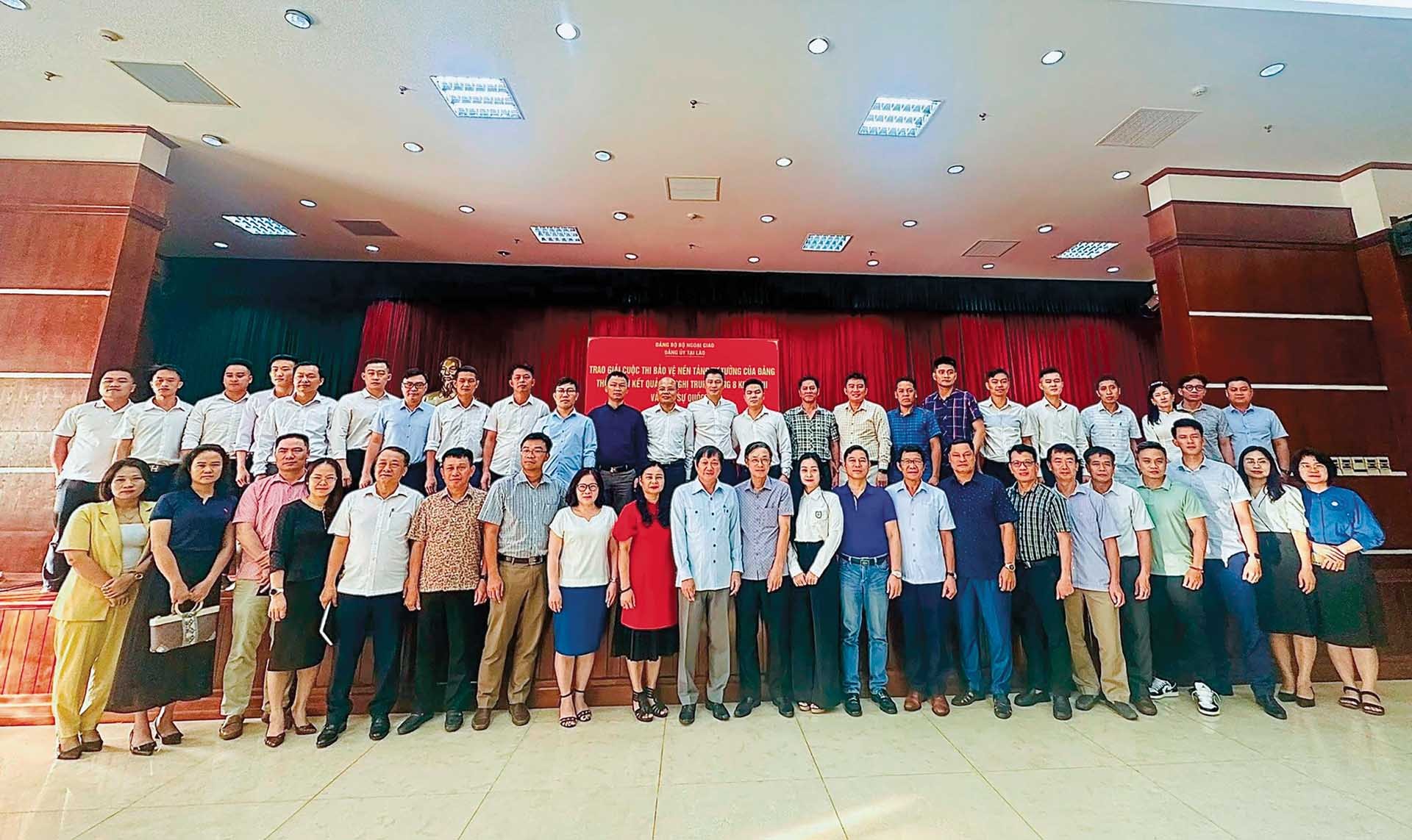 Đại sứ quán Việt Nam tại Lào trao giải Cuộc thi Chính luận về bảo vệ nền tảng tư tưởng của Đảng cho tác giả người Lào Phon-khăm Sỉ-sổm-phăn, tháng 11/2023.