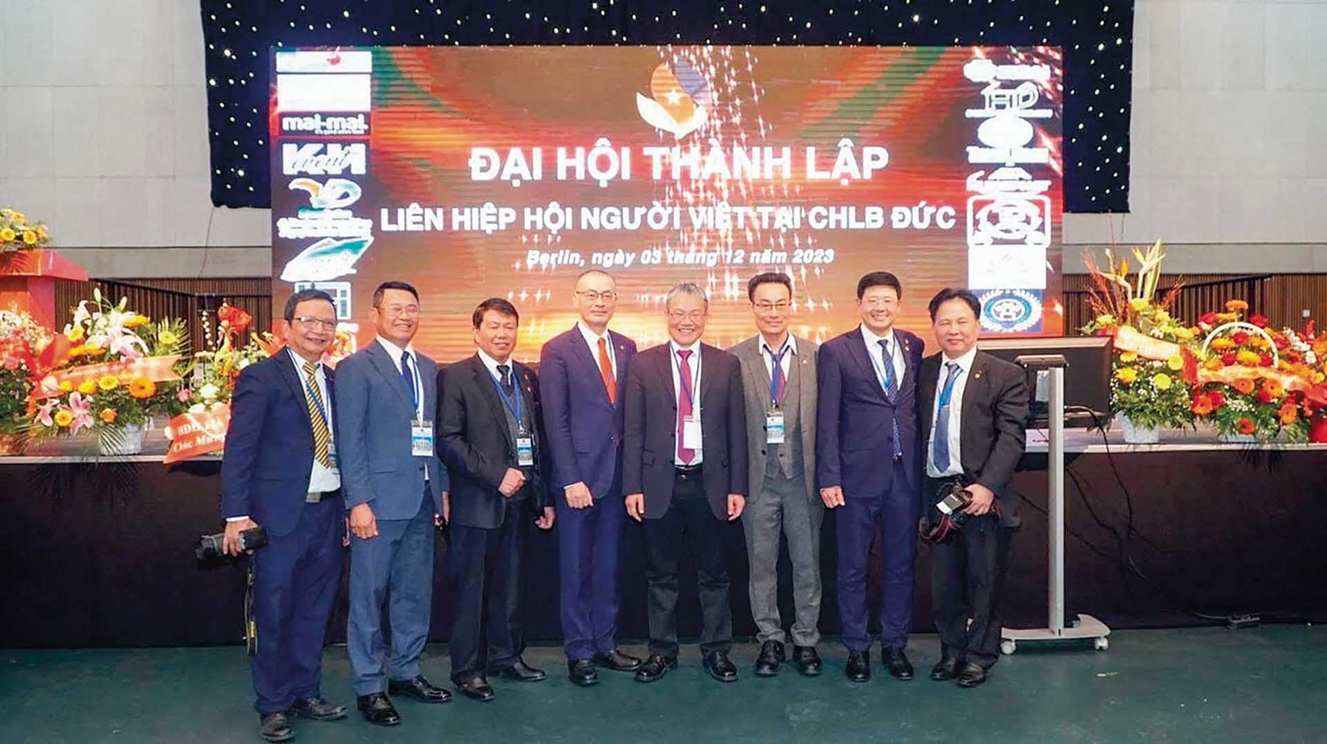 Đại sứ Việt Nam tại Đức Vũ Quang Minh cùng đại diện Ban chấp hành Hội liên hiệp người Việt Nam tại Đức. Đại sứ Việt Nam tại Đức Vũ Quang Minh cùng đại diện Ban chấp hành Hội liên hiệp người Việt Nam tại Đức.