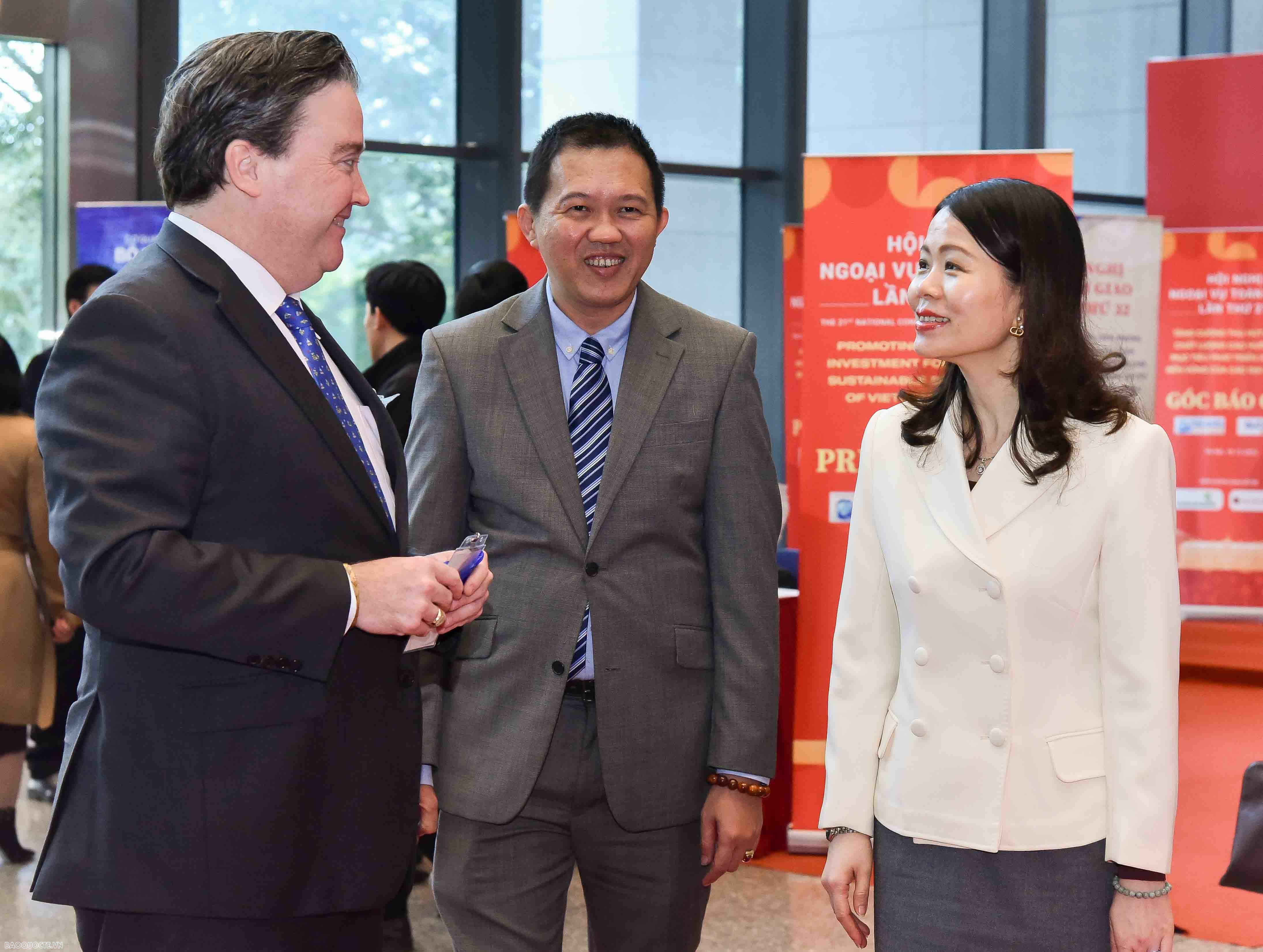 Thứ trưởng Ngoại giao Nguyễn Minh Hằng trao đổi với Đại sứ Mỹ tại Việt Nam bên lề Hội nghị. (Ảnh: Nguyễn Hồng)