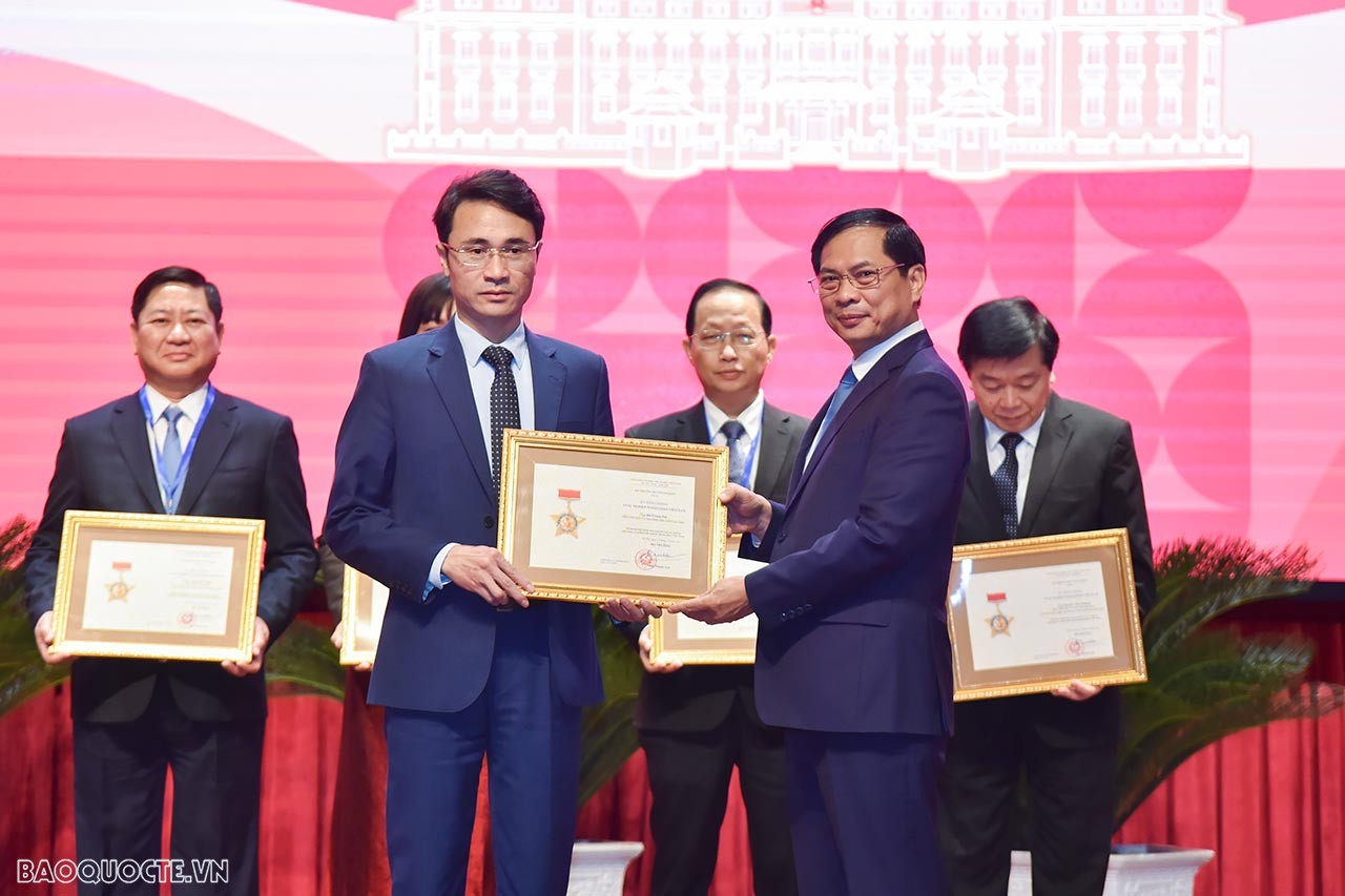 Toàn cảnh Hội nghị Ngoại vụ toàn quốc lần thứ 21 sáng ngày 18/12 qua ảnh