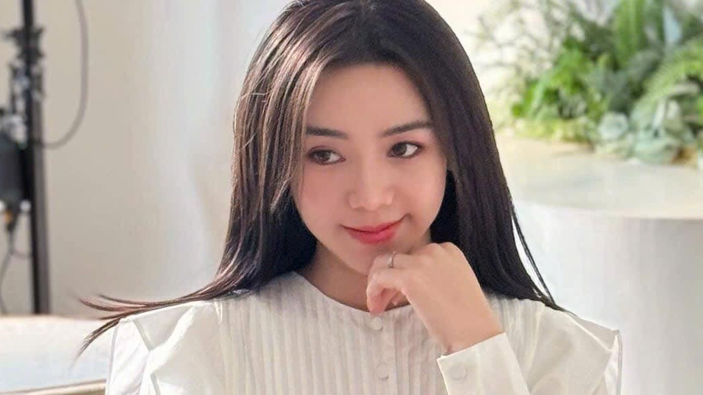 Sao Việt: Mỹ Tâm 'cháy hết mình' trên sân khấu, Huyền Lizzie hóa quý cô xinh đẹp