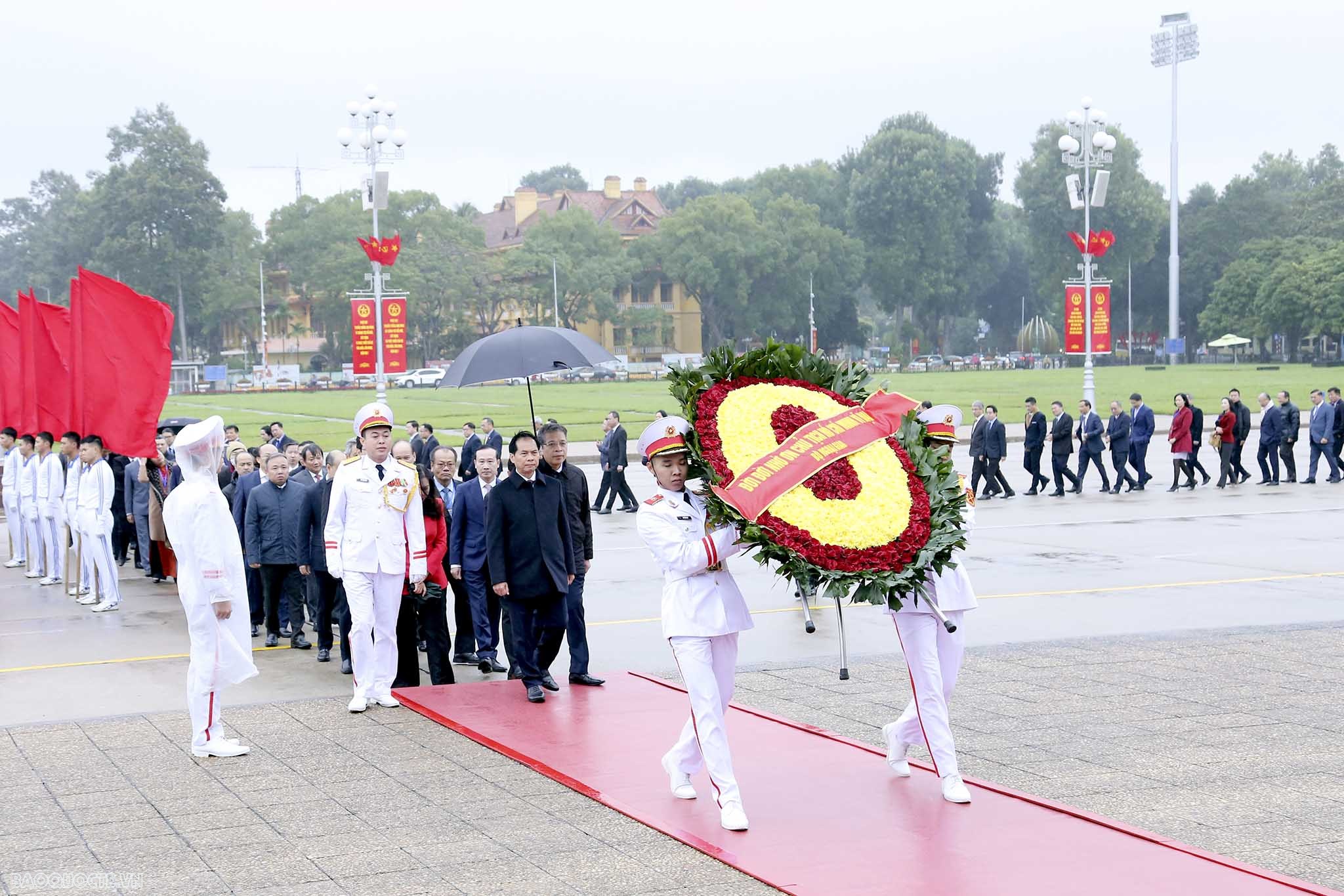 Bộ trưởng Bùi Thanh Sơn dẫn đầu đoàn Bộ Ngoại giao vào Lăng viếng Chủ tịch Hồ Chí Minh nhân dịp Hội nghị Ngoại giao 32