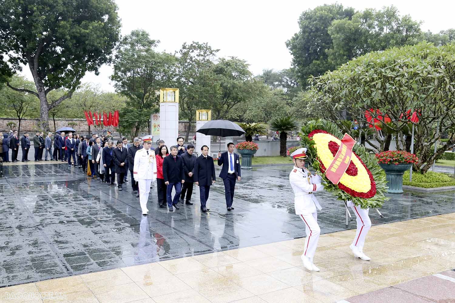 Bộ trưởng Bùi Thanh Sơn dẫn đầu đoàn Bộ Ngoại giao vào Lăng viếng Chủ tịch Hồ Chí Minh nhân dịp Hội nghị Ngoại giao 32