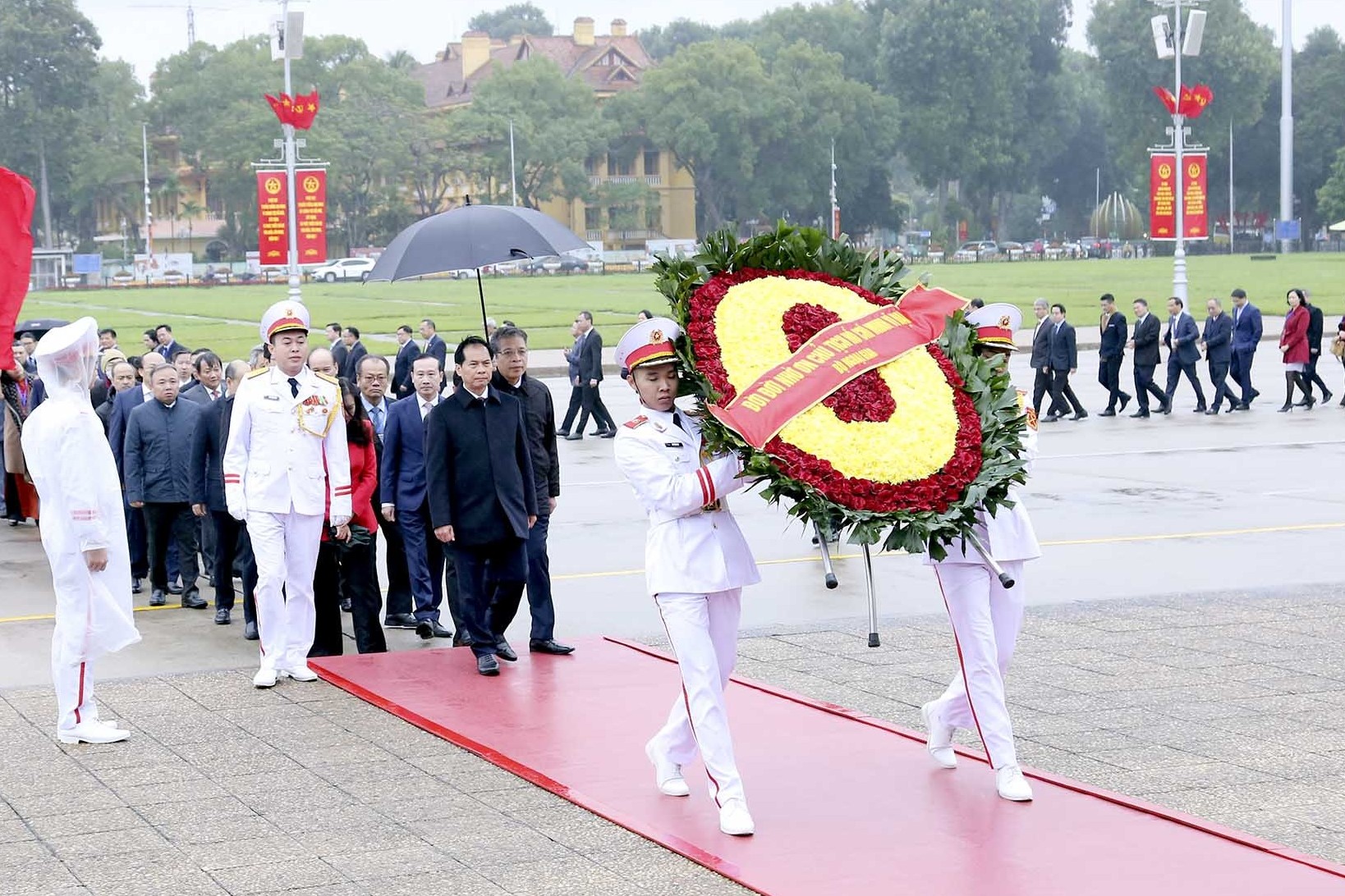 Bộ trưởng Bùi Thanh Sơn dẫn đầu đoàn Bộ Ngoại giao vào Lăng viếng Chủ tịch Hồ Chí Minh nhân dịp Hội nghị Ngoại giao 32