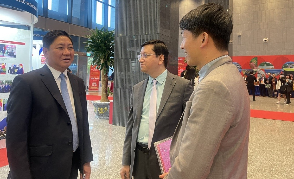 Cầu nối đối ngoại địa phương