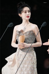 Mỹ nhân Trung Quốc Mạnh Tử Nghĩa chọn hai bộ đầm đến từ nhà mốt Việt để dự sự kiện