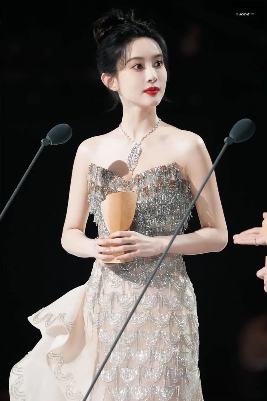 Trung Quốc: Dự sự kiện, mỹ nhân Mạnh Tử Nghĩa chọn hai bộ đầm đến từ nhà mốt Việt Trung Quốc: Dự sự kiện, mỹ nhân Mạnh Tử Nghĩa chọn hai bộ đầm đến từ nhà mốt Việt