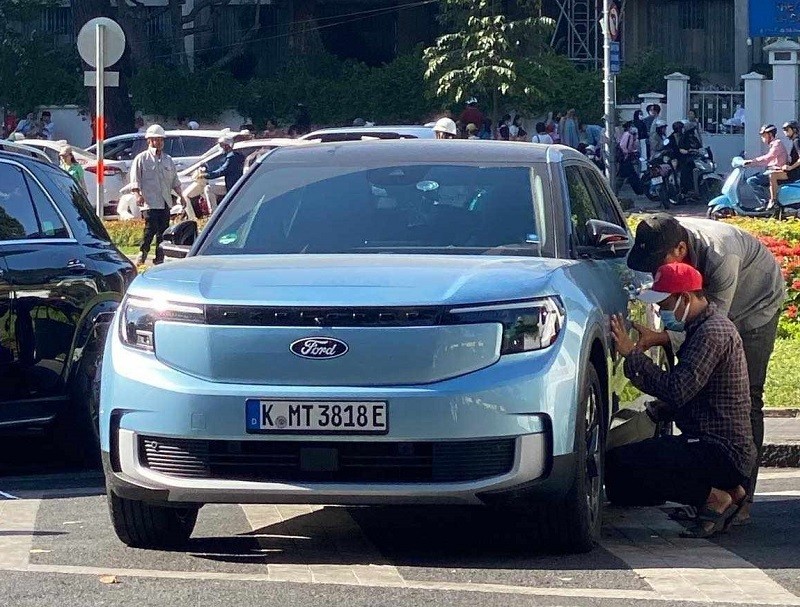 Chiếc SUV điện Ford Explorer EV xuất hiện tại Việt Nam mang biển châu Âu. Chiếc SUV điện Ford Explorer EV xuất hiện tại Việt Nam mang biển châu Âu.
