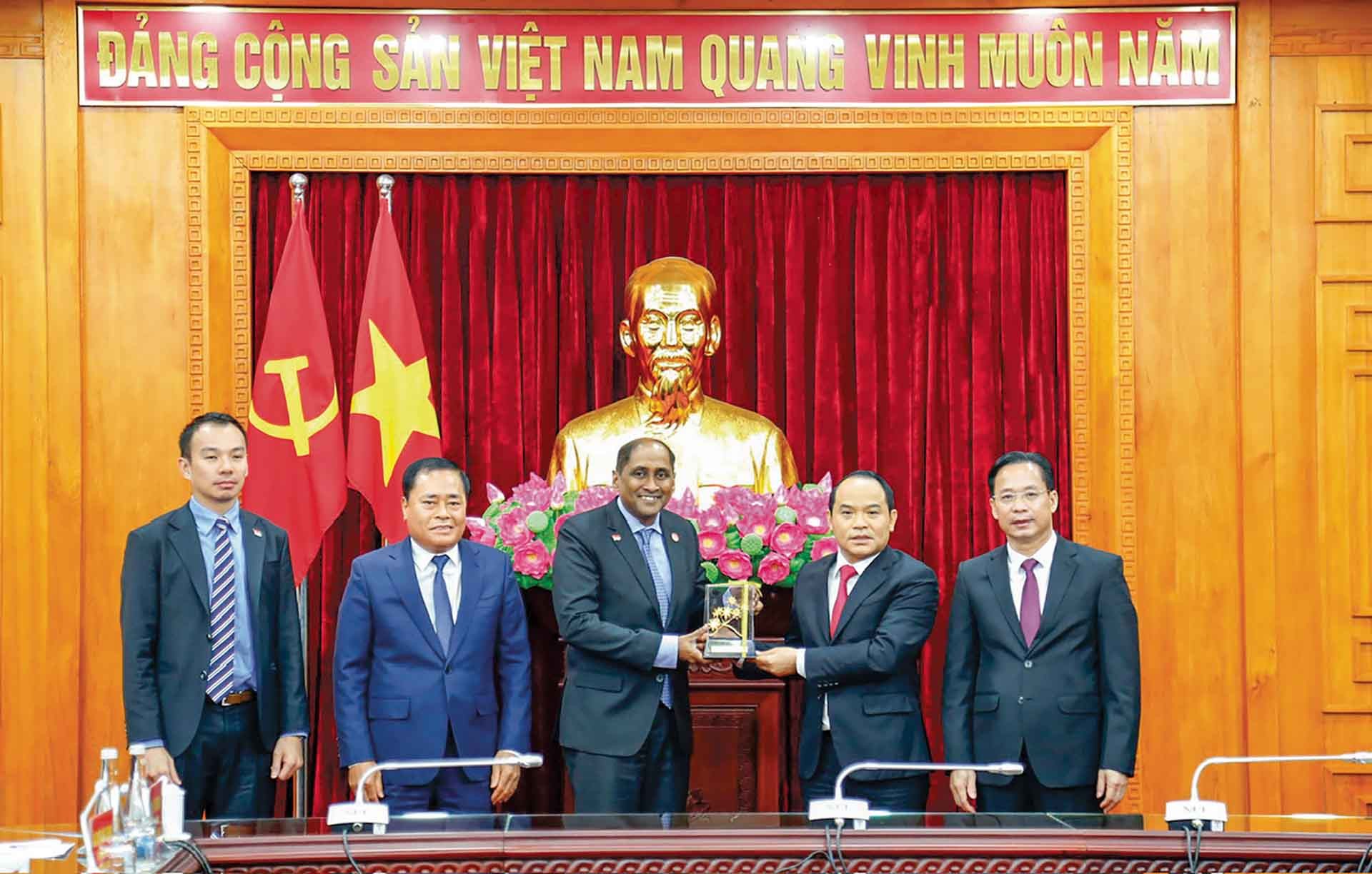 Đồng chí Nguyễn Quốc Đoàn, Ủy viên Trung ương Đảng, Bí thư Tỉnh ủy chủ trì buổi tiếp và làm việc với Đại sứ Singapore tại Việt Nam Jaya Ratnam và Tập đoàn VSIP trao đổi về dự án KCN VSIP Lạng Sơn. Đồng chí Nguyễn Quốc Đoàn, Ủy viên Trung ương Đảng, Bí thư Tỉnh ủy chủ trì buổi tiếp và làm việc với Đại sứ Singapore tại Việt Nam Jaya Ratnam và Tập đoàn VSIP trao đổi về dự án KCN VSIP Lạng Sơn.