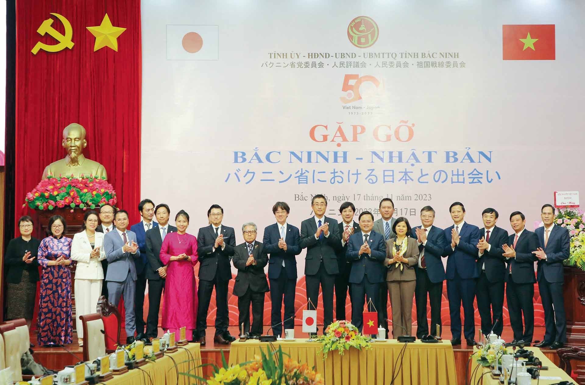 Lãnh đạo tỉnh Bắc Ninh chụp ảnh lưu niệm với các đại biểu và doanh nghiệp Nhật Bản tại chương trình Gặp gỡ Bắc Ninh - Nhật Bản, ngày 17/11/2023.