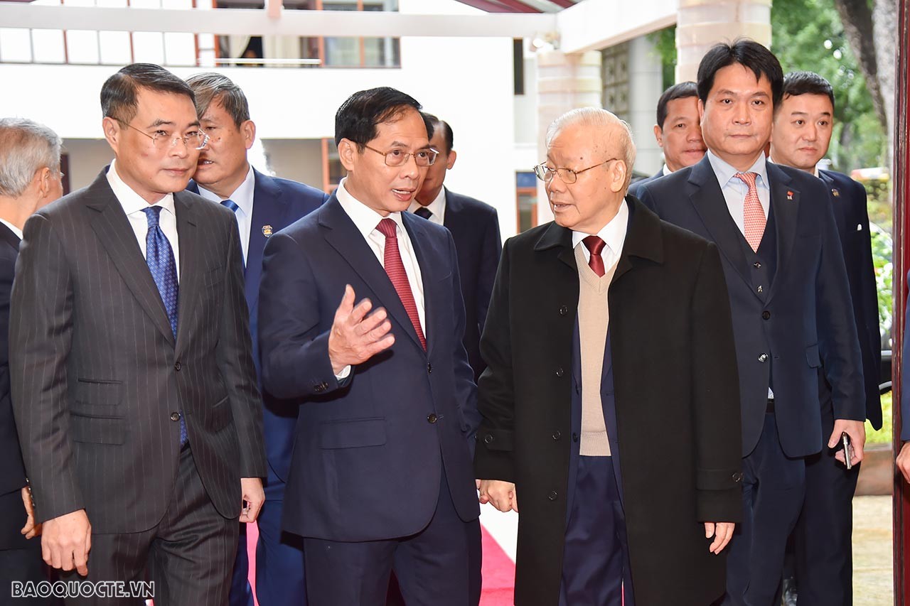 Bộ trưởng Ngoại giao Bùi Thanh Sơn đón Tổng Bí thư Nguyễn Phú Trọng đến dự Hội nghị Ngoại giao 32. (Ảnh: Tuấn Anh)