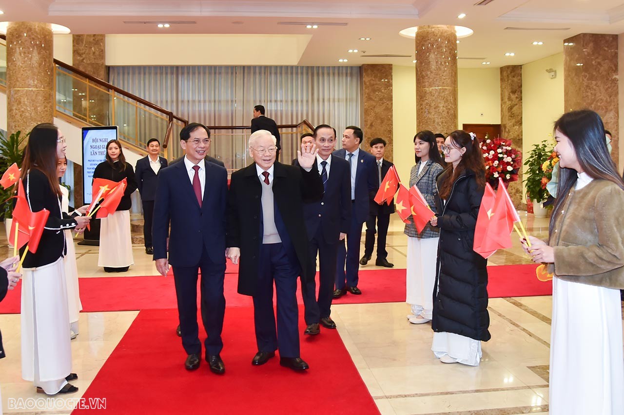 Bộ trưởng Ngoại giao Bùi Thanh Sơn đón Tổng Bí thư Nguyễn Phú Trọng đến dự Hội nghị Ngoại giao 32. (Ảnh: Tuấn Anh)